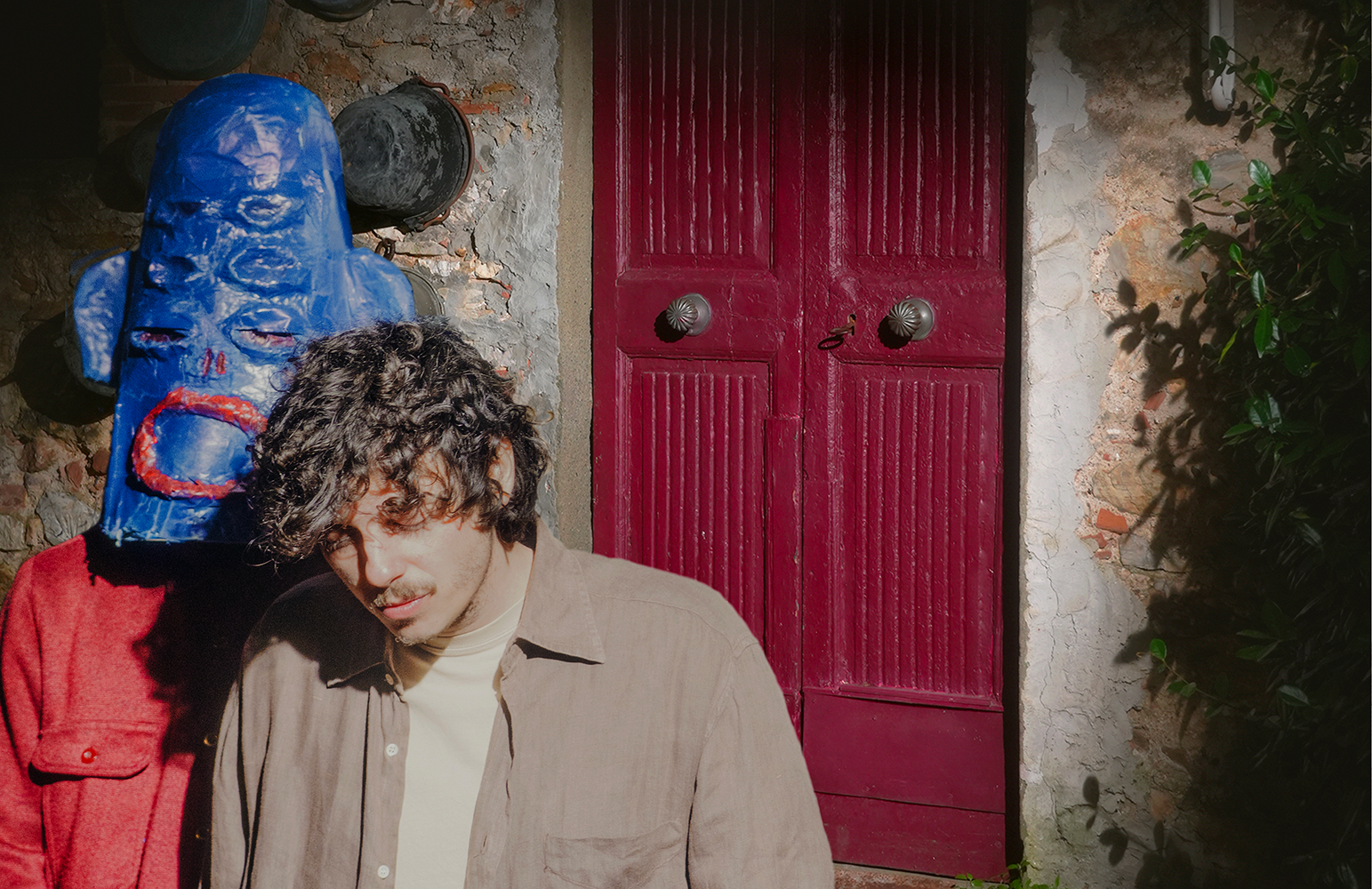 Di canzoni, mostri, crepe e passaggi segreti: il mondo in musica di Rugo.